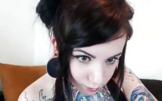 Hot full body tattooed chick showing her beautiful eyes on webcam